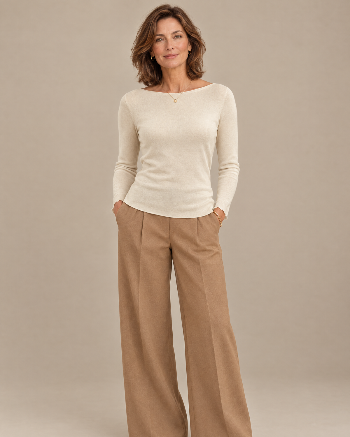 Donna con maglia in misto cashmere color panna