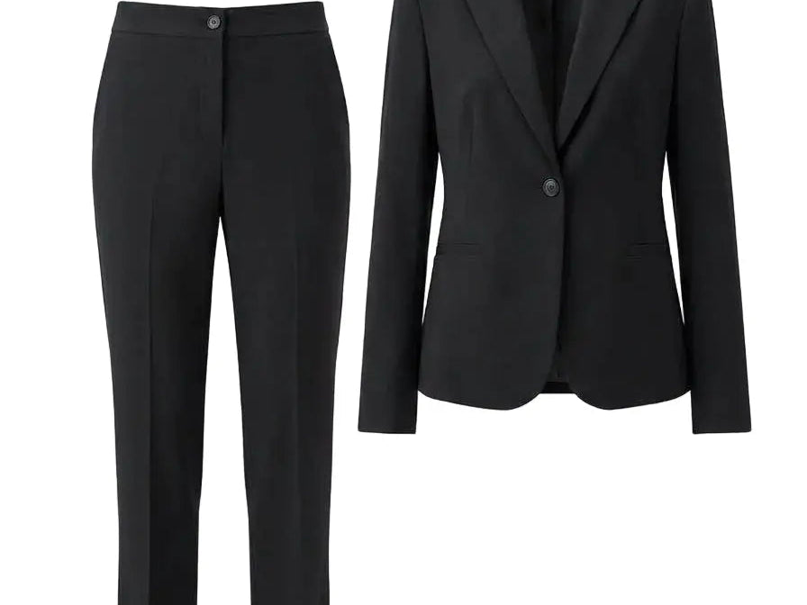 Tailleur Dorabella con giacca monopetto e pantalone gamba dritta, look da ospite per un matrimonio invernale