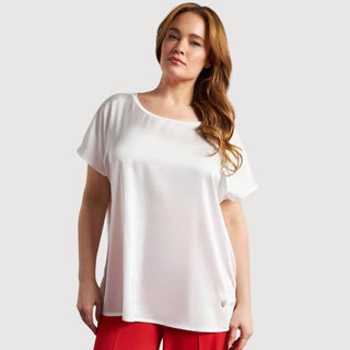 Elegant white blouse with short sleeves paired with red trousers, showcasing classic style from the Bluse Outlet collection.