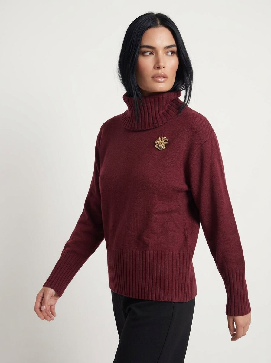 Maglia girocollo con spilla