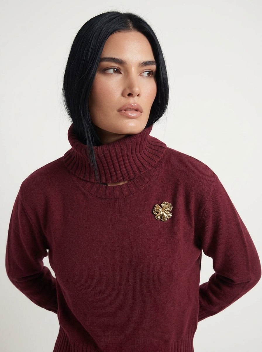 Maglia girocollo con spilla