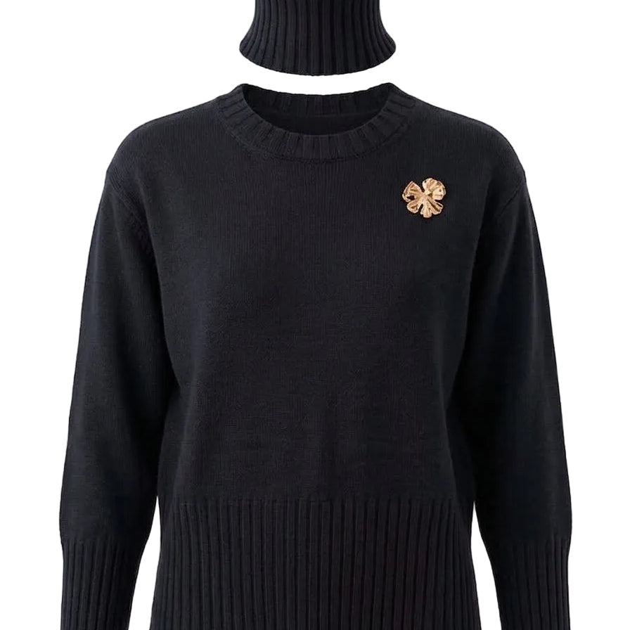 Maglia girocollo con spilla