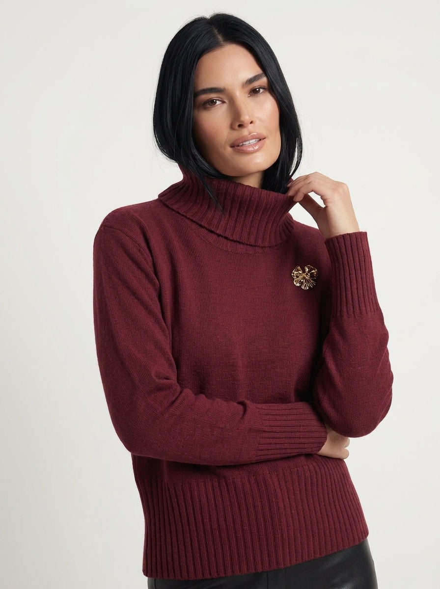 Maglia girocollo con spilla