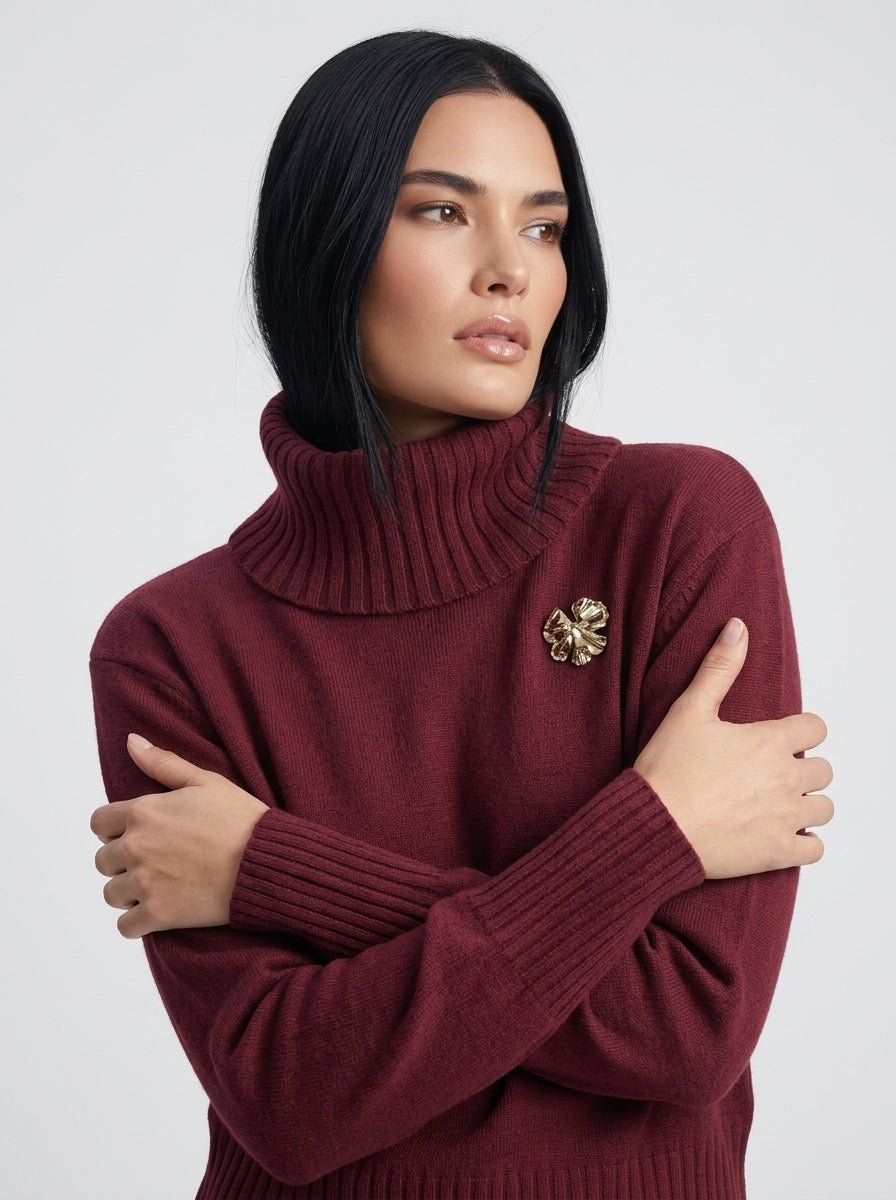 Maglia girocollo con spilla