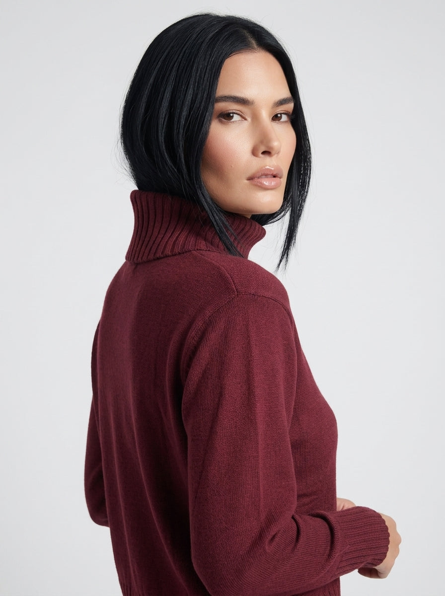 Maglia girocollo con spilla