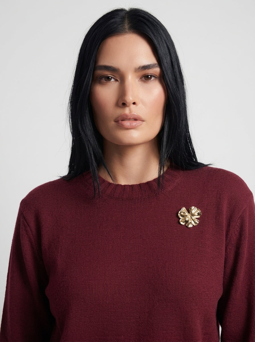 Maglia girocollo con spilla