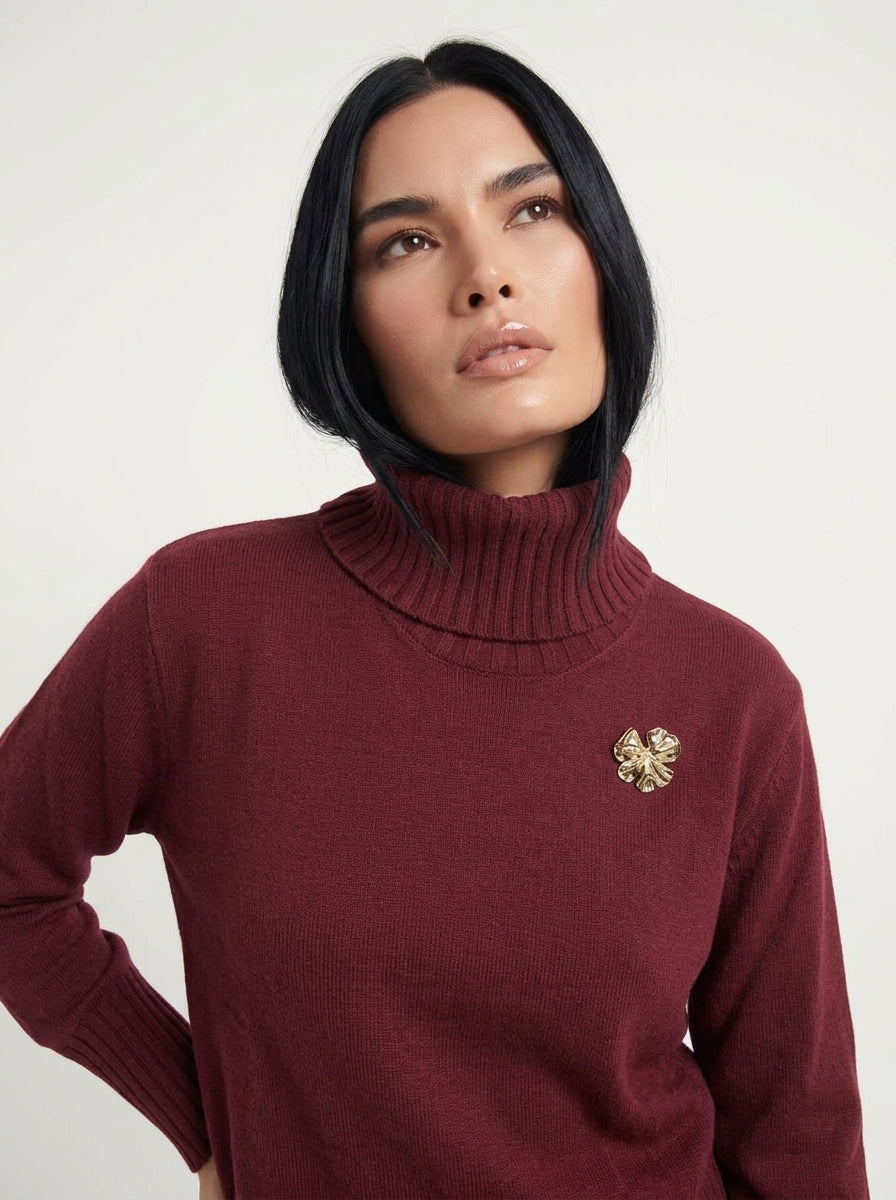 Maglia girocollo con spilla
