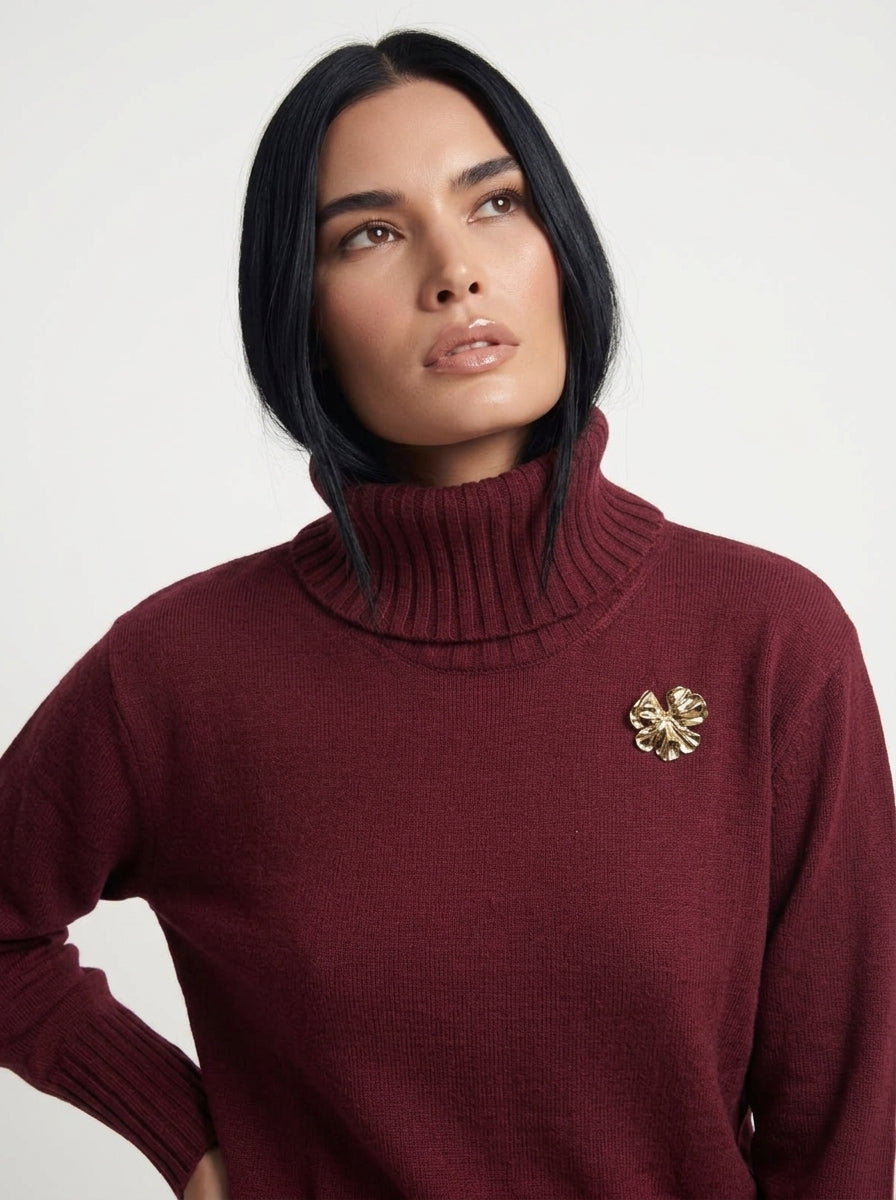 Maglia girocollo con spilla
