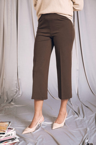 Pantalone comfy cropped MORO con vita elastica, indossato con maxi pull e tacchi, mostrando un look elegante e alla moda.