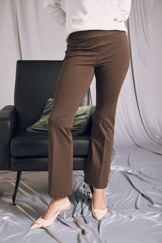 Pantaloni flare comodi in MORO, abbinati a tacchi alti per un look elegante e versatile da business woman.