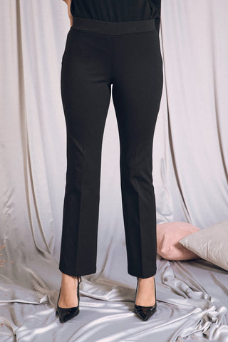 Pantalone flare NERO con vita elastica, perfetti per look casual o eleganti con tacchi alti e bluse chic.