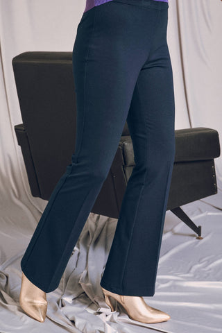 Pantalone flare blu con vita elastica, ideale per look eleganti e casual, indossati con tacchi alti.