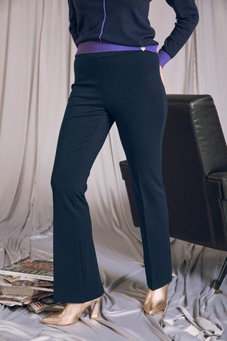 Pantaloni flare blu con vita elastica, perfetti per look business o glamour. Indossati con tacchi e bluse chic.