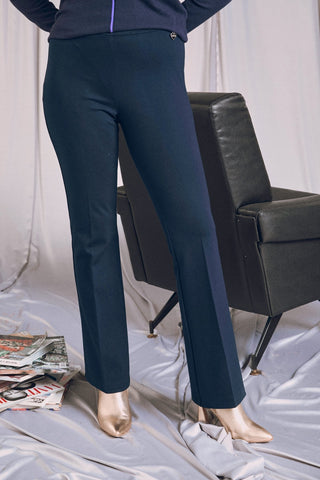 Pantaloni flare blu con vita elastica, perfetti per look business e glamour, indossati con tacchi alti.