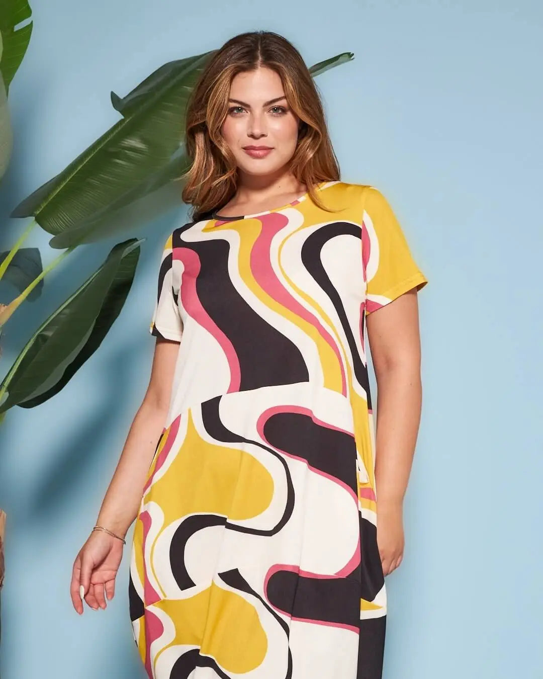 Abito a sacchetto a maniche corte in jersey elasticizzato con fantasia multicolore. FUXIA DORABELLA