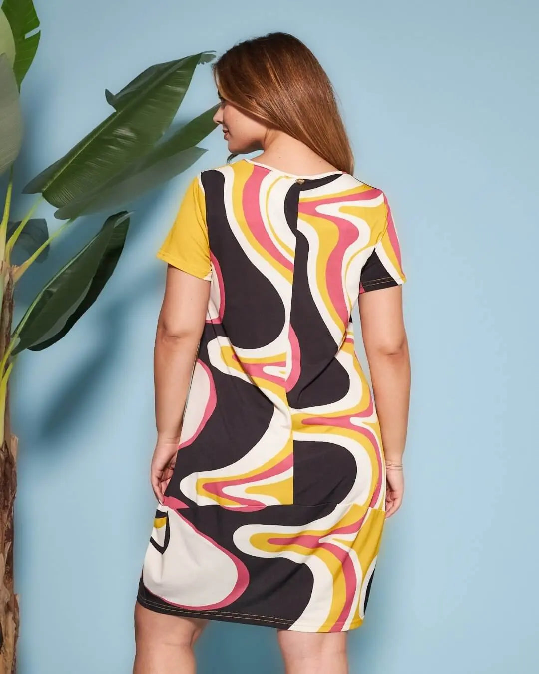 Abito a sacchetto a maniche corte in jersey elasticizzato con fantasia multicolore. FUXIA DORABELLA