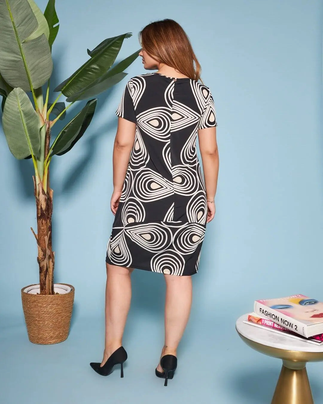 Abito a sacchetto a maniche corte in jersey elasticizzato con fantasia multicolore. NERO-BIANCO DORABELLA