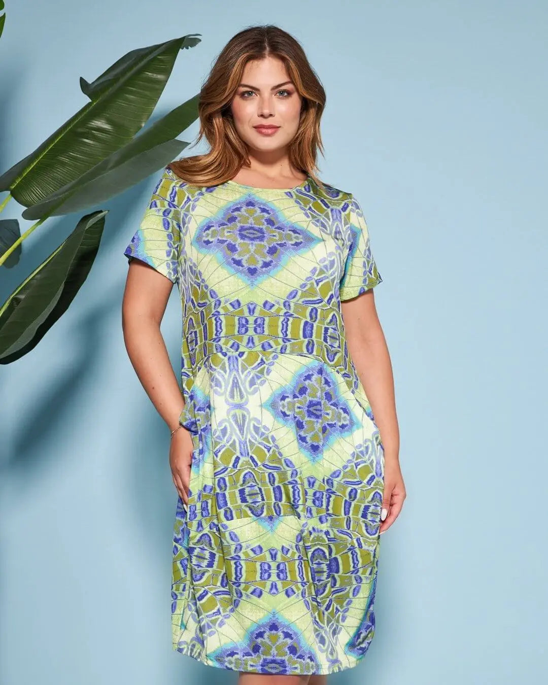 Abito a sacchetto a maniche corte in jersey elasticizzato con fantasia multicolore. VERDE DORABELLA