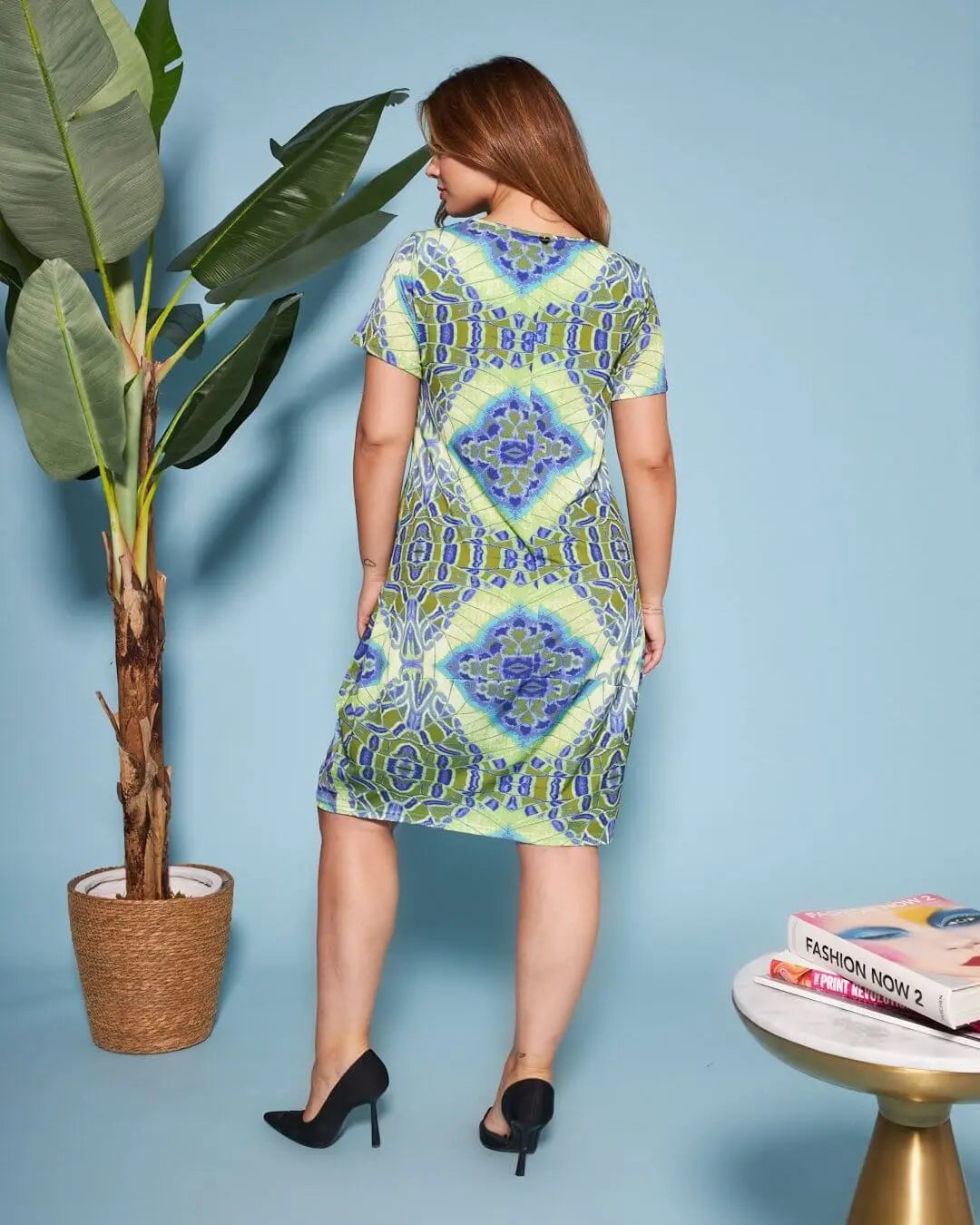 Abito a sacchetto a maniche corte in jersey elasticizzato con fantasia multicolore. VERDE DORABELLA