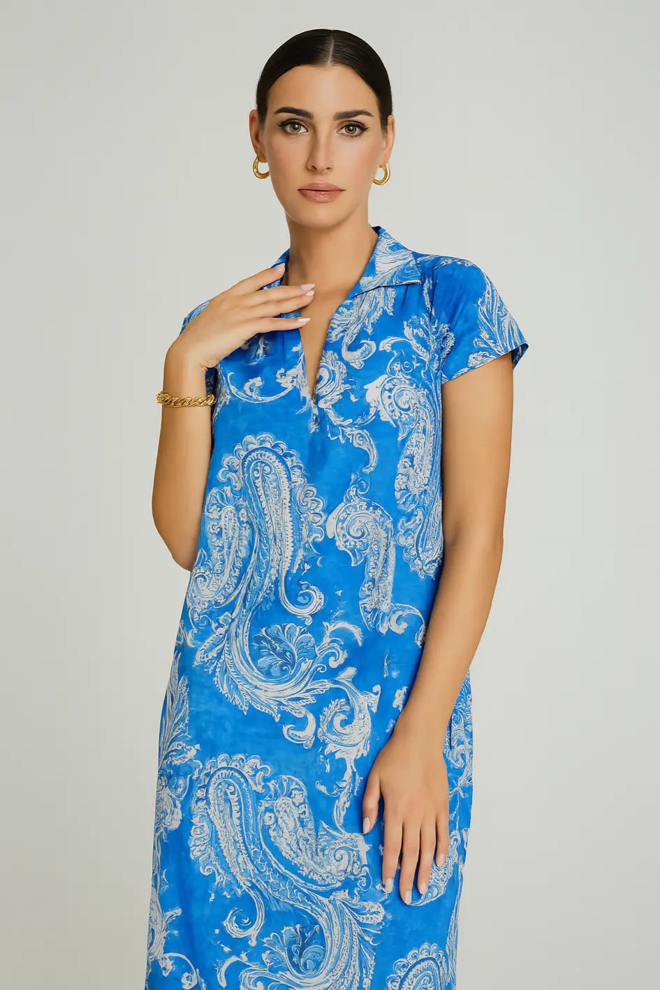 Abito corto con scollo a "V" e bottoncini DORABELLA