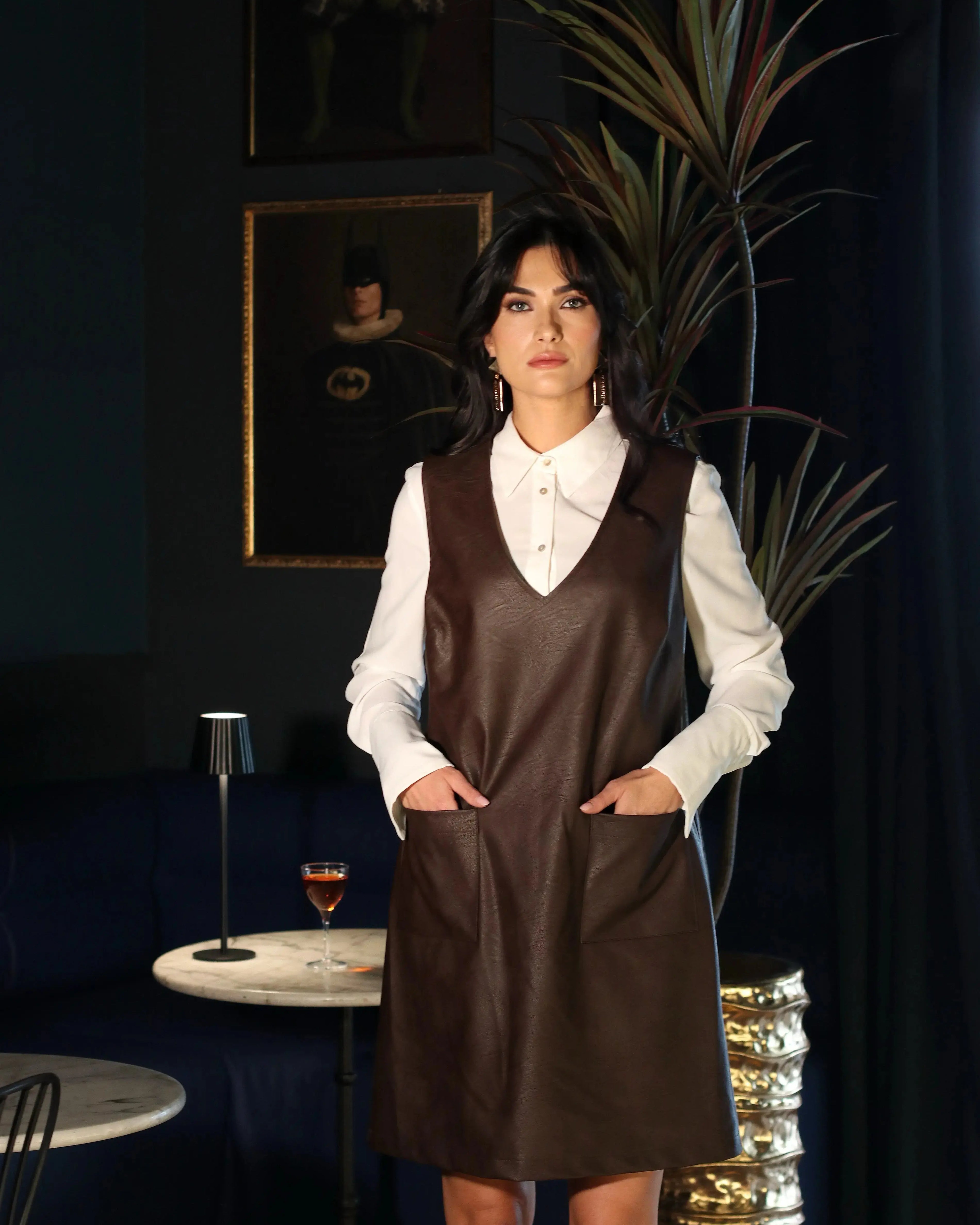 Abito in eco pelle con scollo a V DORABELLA