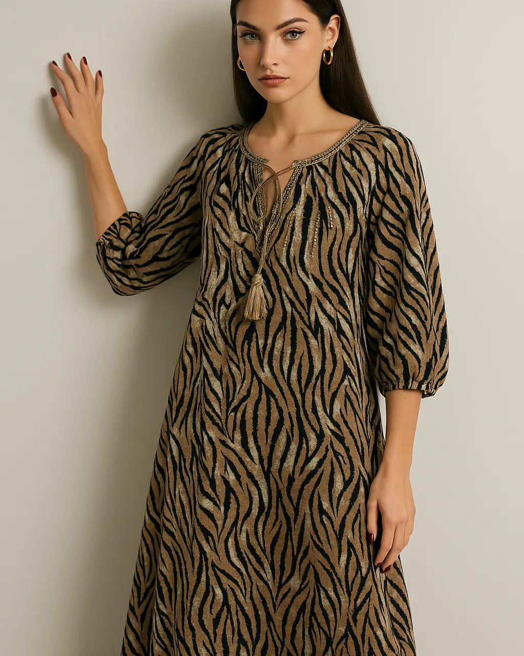 Abito lungo a fantasia lurex con passamaneria, laccetti e nappine allo scollo DORABELLA