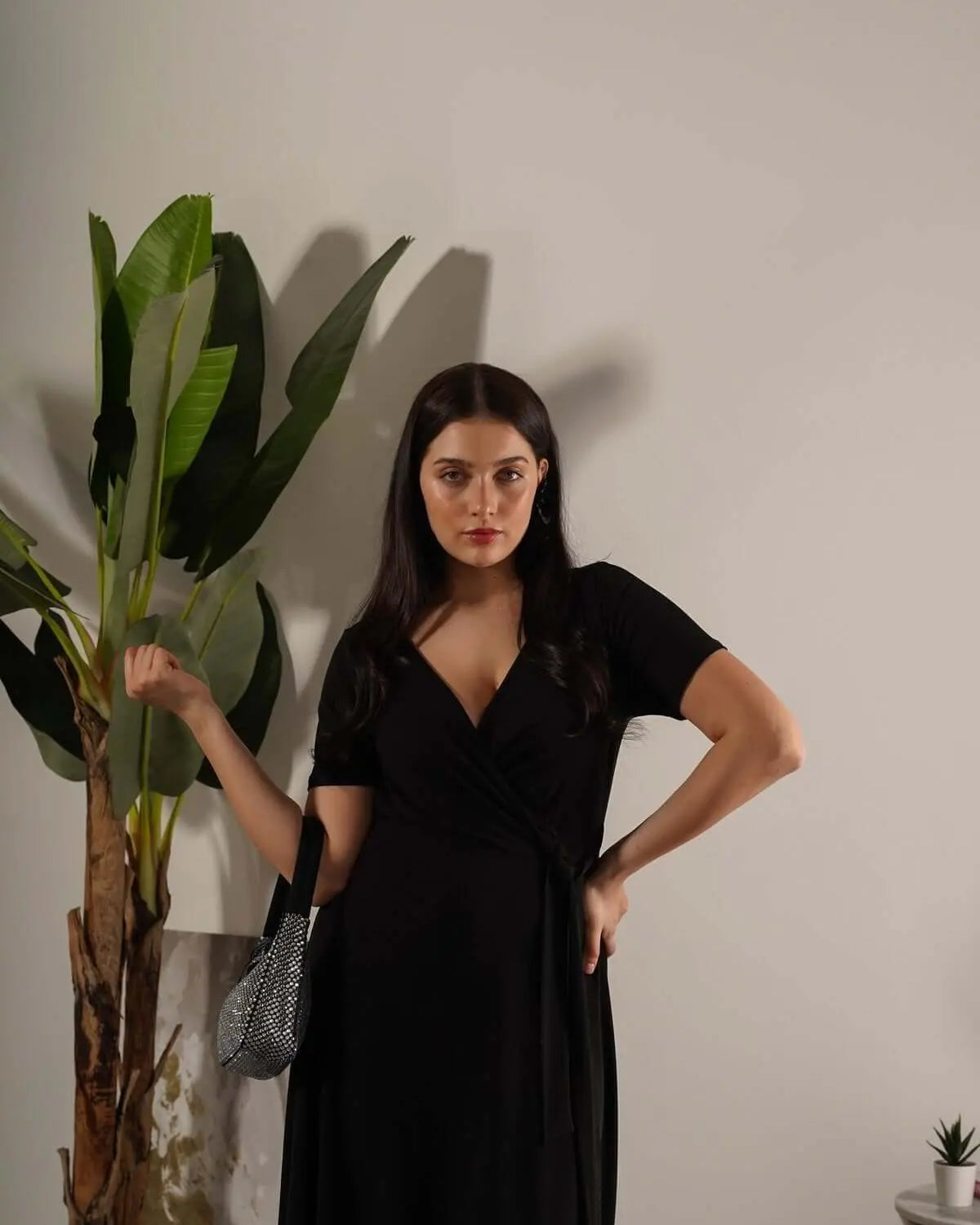 Abito mezza manica midi in tinta unita a portafoglio NERO DORABELLA