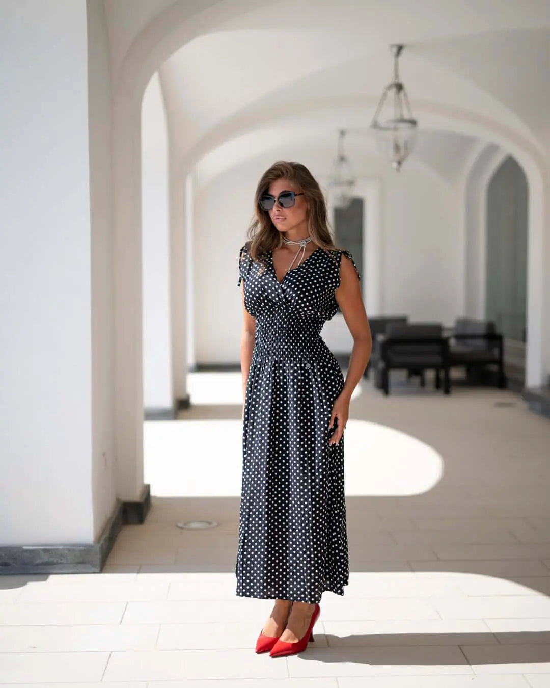 Abito midi bi-colore in viscosa con fantasia a pois con scollo a V e coulisse sulle spalle. NERO DORABELLA XXL