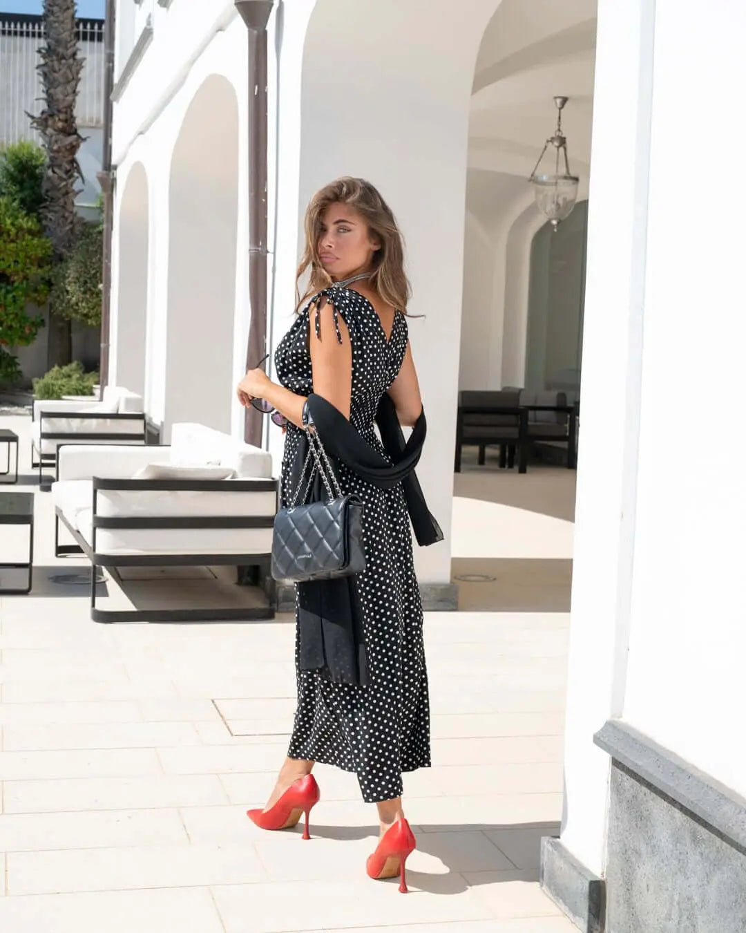 Abito midi bi-colore in viscosa con fantasia a pois con scollo a V e coulisse sulle spalle. NERO DORABELLA