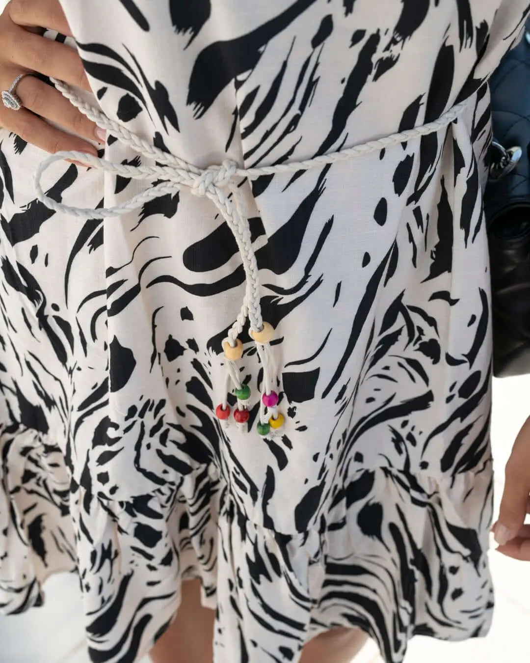 Abito mini in misto viscosa bi-colore con fantasia astratta con cintura in vita. NERO DORABELLA