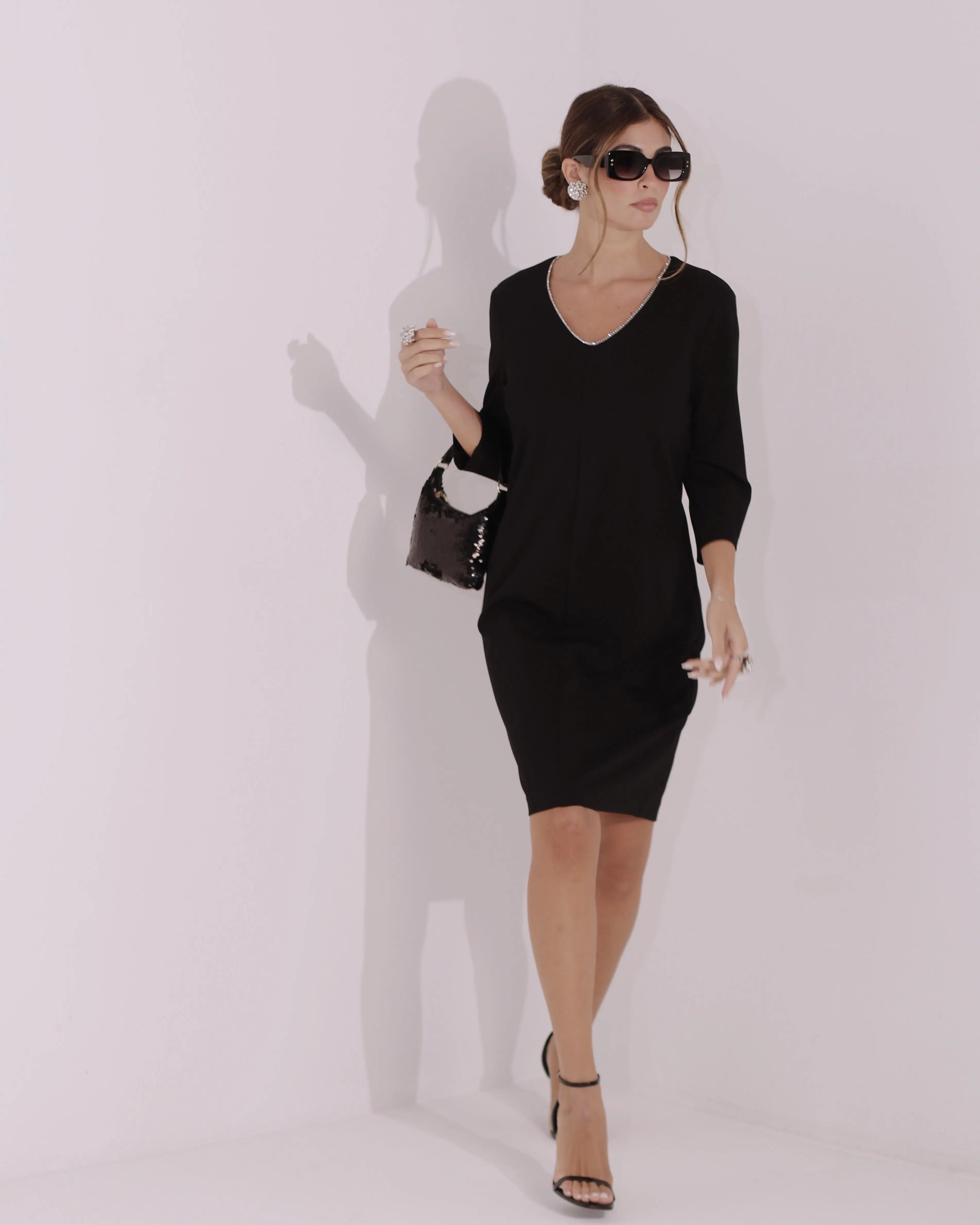 Abito scollo a "V" con ricamo di strass DORABELLA