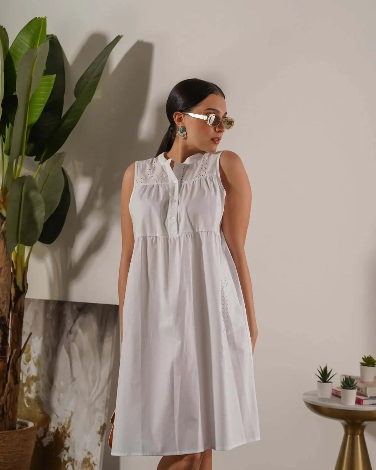 Abito smanicato in cotone con ricamo in pizzo Sangallo BIANCO DORABELLA