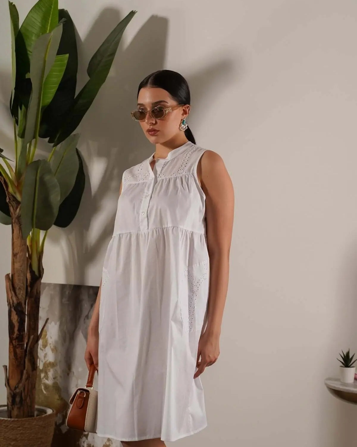 Abito smanicato in cotone con ricamo in pizzo Sangallo BIANCO DORABELLA