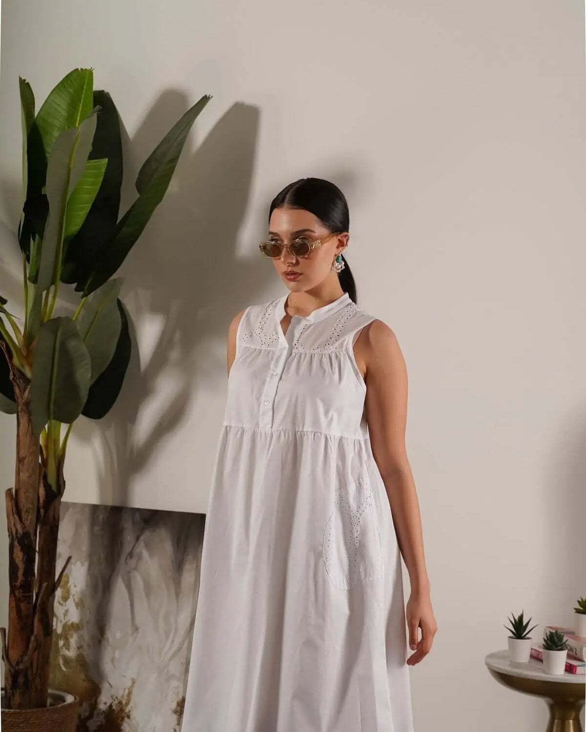 Abito smanicato in cotone con ricamo in pizzo Sangallo BIANCO DORABELLA