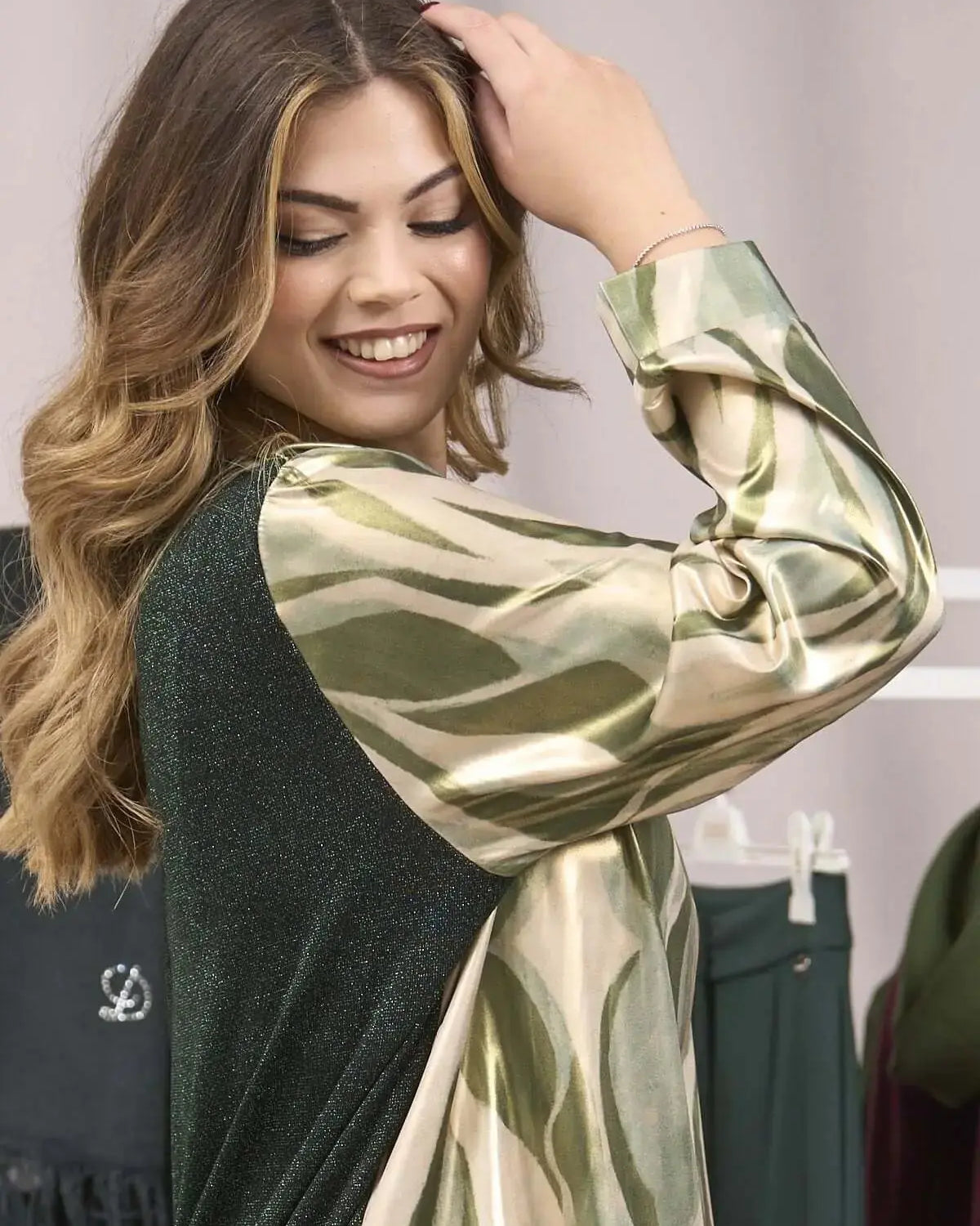 BLUSA IN RASO PLACCATO BI-MATERIALE VERDE DORABELLA PIU'