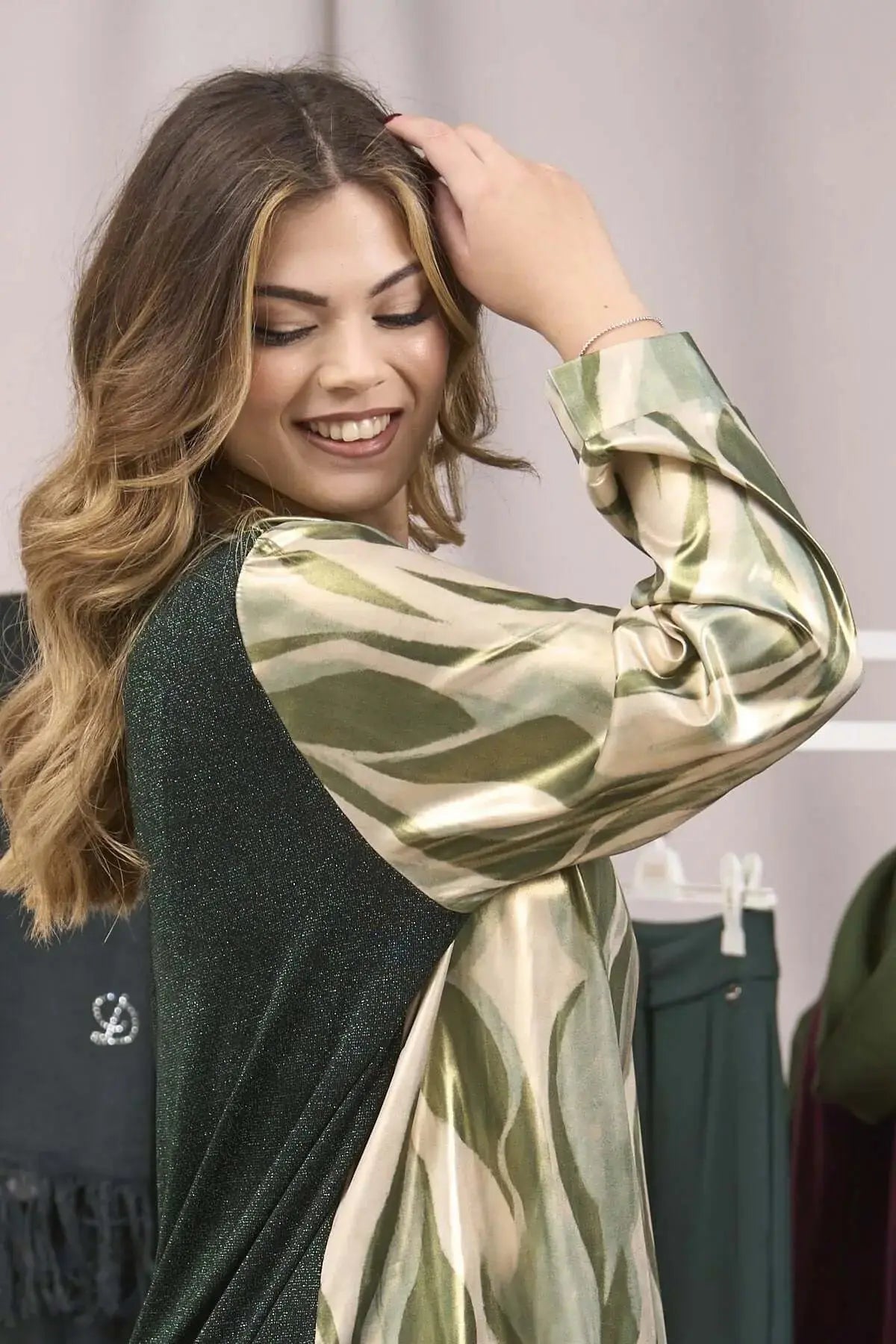 BLUSA IN RASO PLACCATO BI-MATERIALE VERDE DORABELLA PIU'