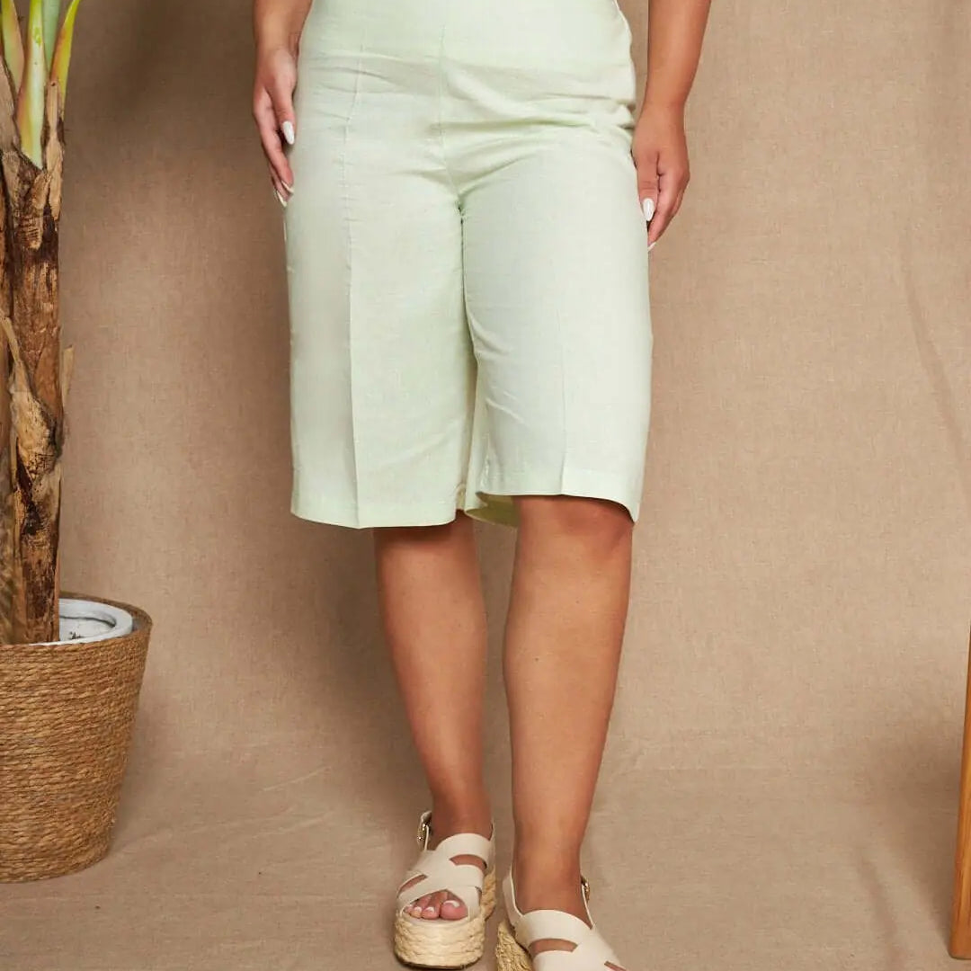 Bermuda in tela di lino e viscosa tinta unita con bustino parzialmente elasticizzato. MENTA DORABELLA XL