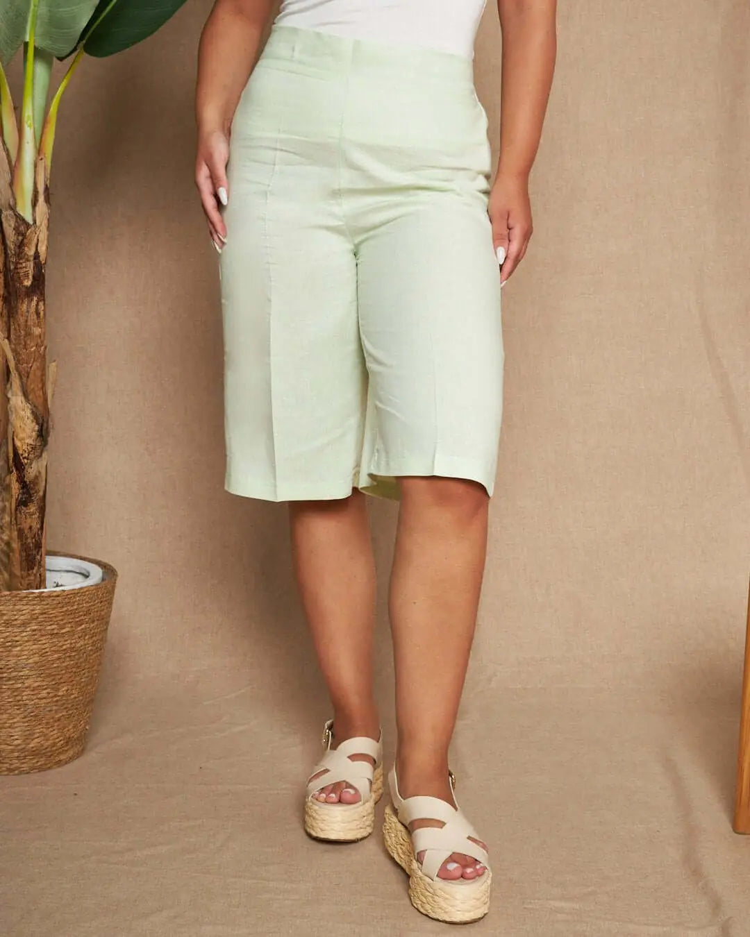Bermuda in tela di lino e viscosa tinta unita con bustino parzialmente elasticizzato. MENTA DORABELLA XL