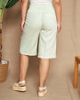 Bermuda in tela di lino e viscosa tinta unita con bustino parzialmente elasticizzato. MENTA DORABELLA