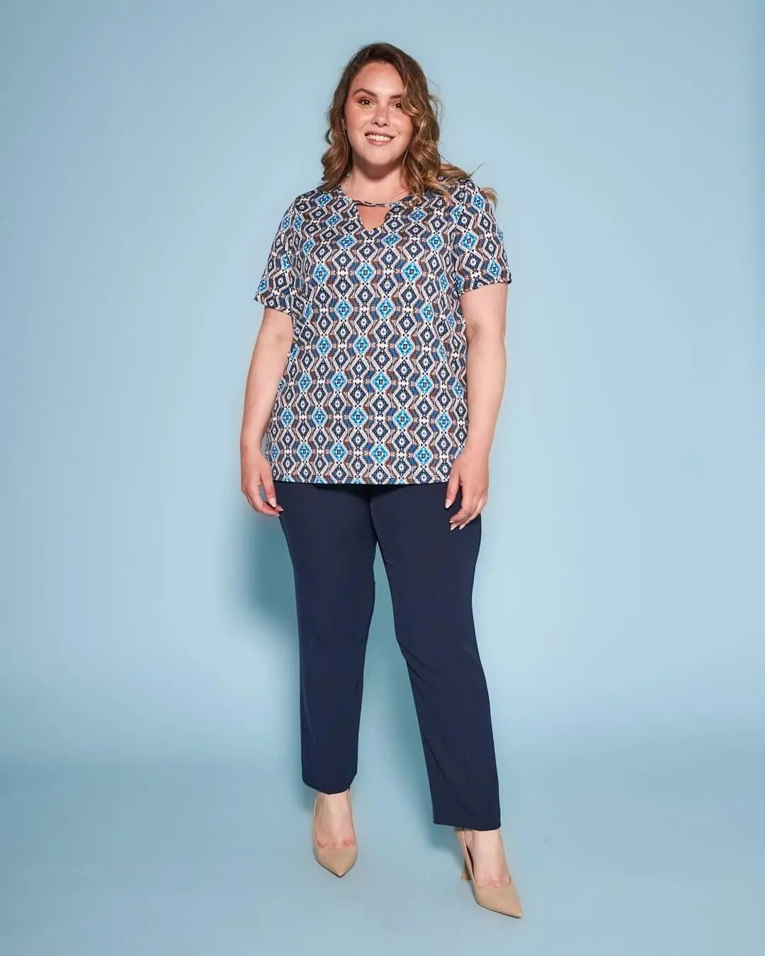 Blusa a maniche corte in jersey elasticizzato fantasia maiolica con apertura a V sul davanti e spacc BLU DORABELLA