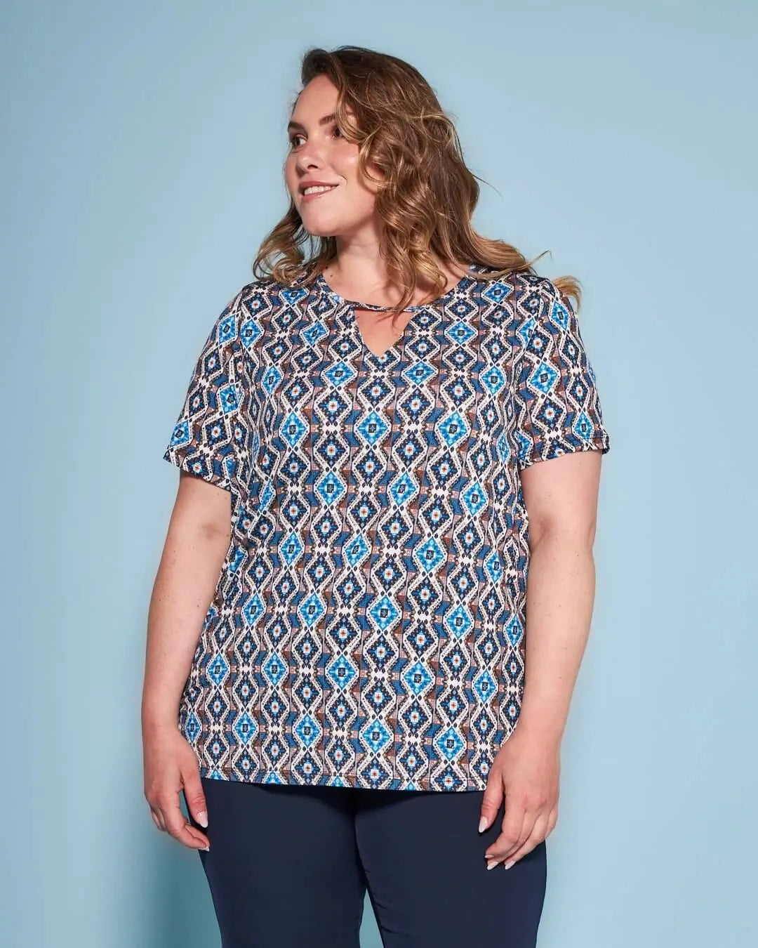 Blusa a maniche corte in jersey elasticizzato fantasia maiolica con apertura a V sul davanti e spacc BLU DORABELLA