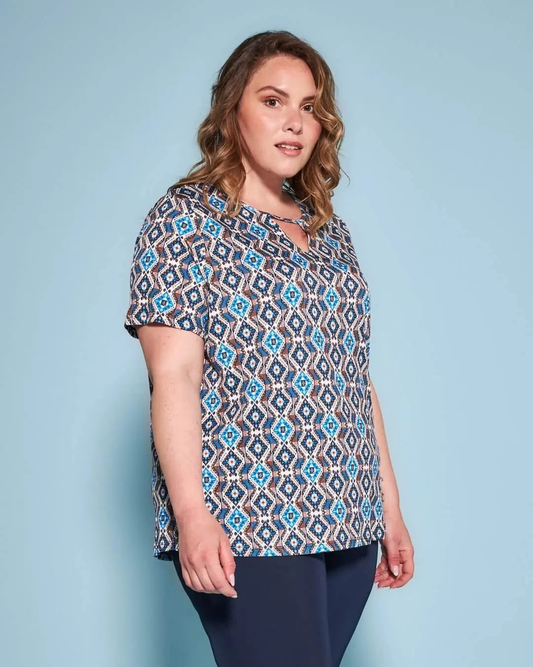 Blusa a maniche corte in jersey elasticizzato fantasia maiolica con apertura a V sul davanti e spacc BLU DORABELLA