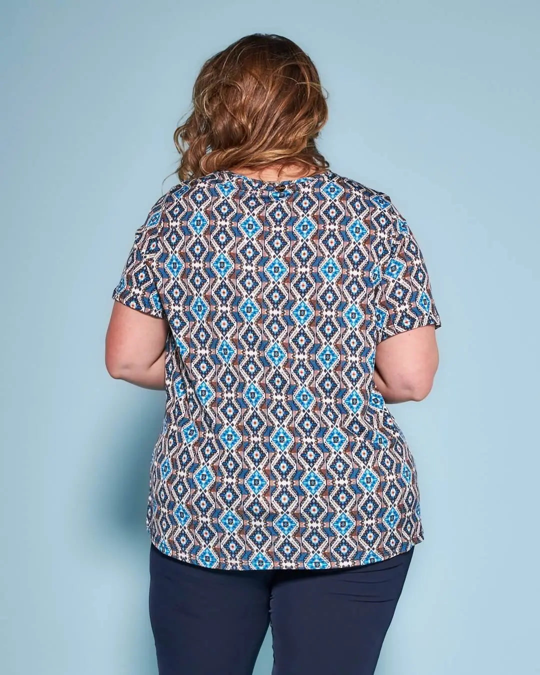 Blusa a maniche corte in jersey elasticizzato fantasia maiolica con apertura a V sul davanti e spacc BLU DORABELLA