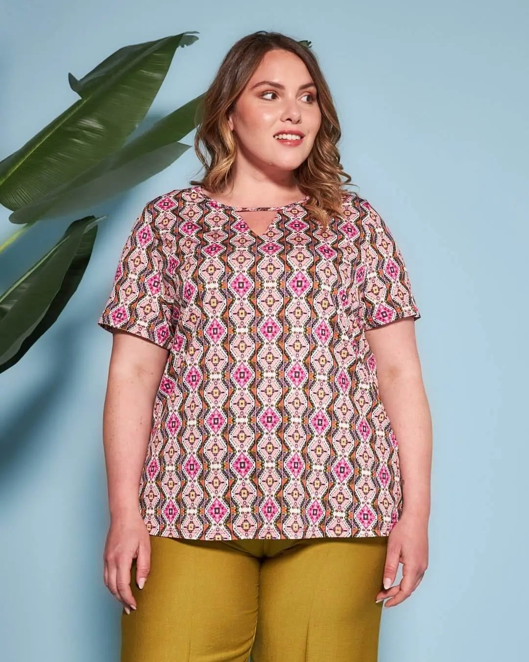 Blusa a maniche corte in jersey elasticizzato fantasia maiolica con apertura a V sul davanti e spacc FUXIA DORABELLA