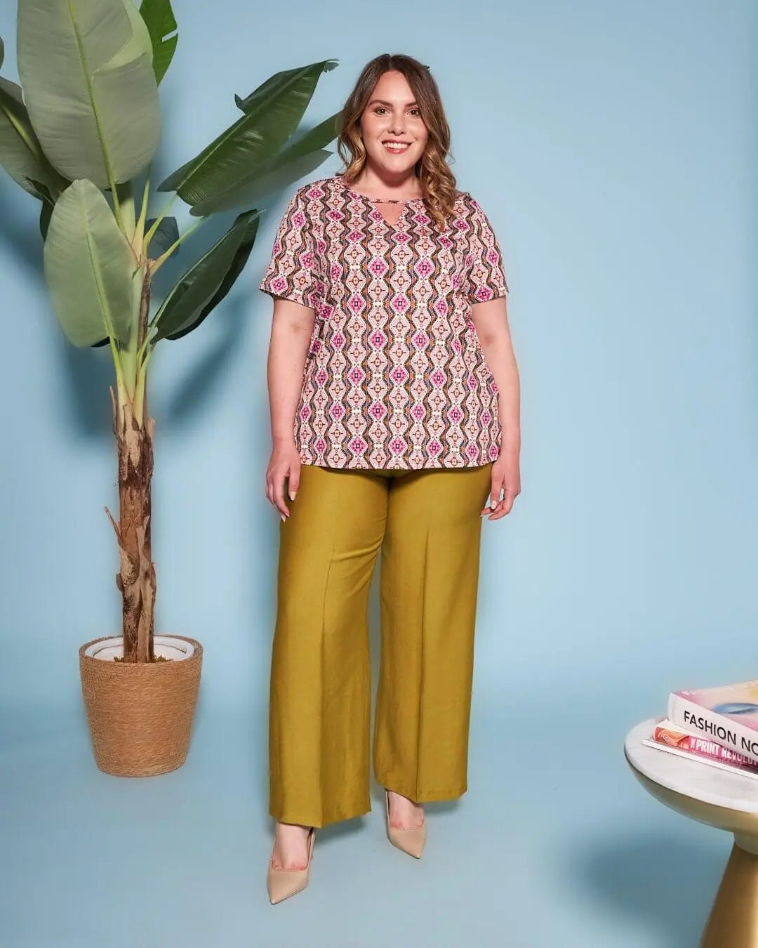 Blusa a maniche corte in jersey elasticizzato fantasia maiolica con apertura a V sul davanti e spacc FUXIA DORABELLA