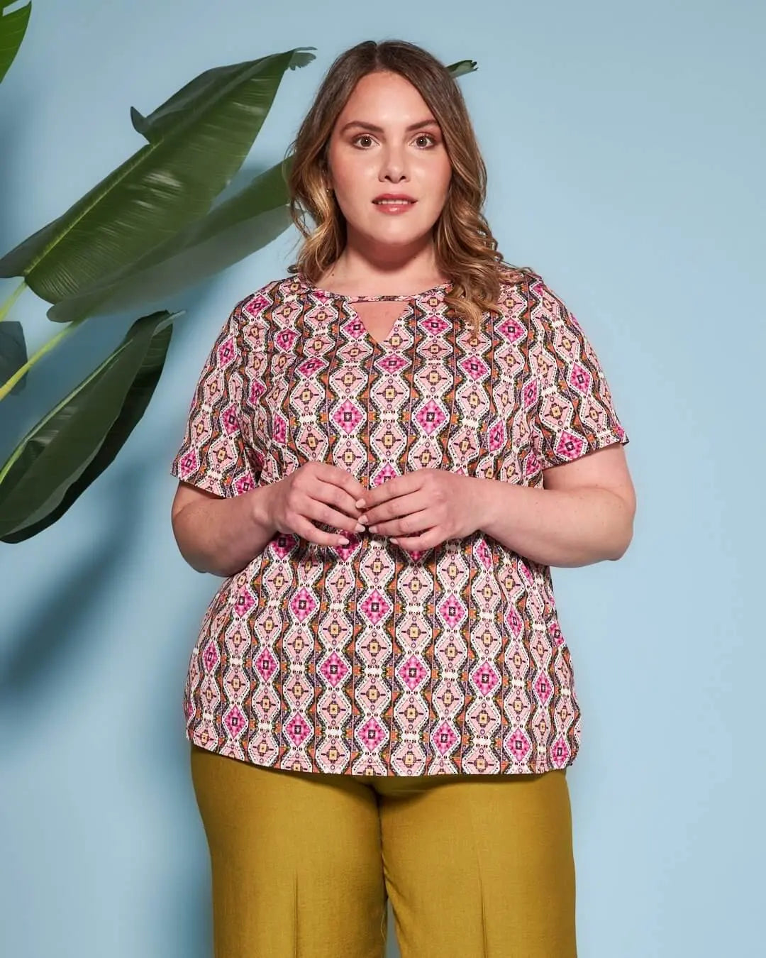 Blusa a maniche corte in jersey elasticizzato fantasia maiolica con apertura a V sul davanti e spacc FUXIA DORABELLA