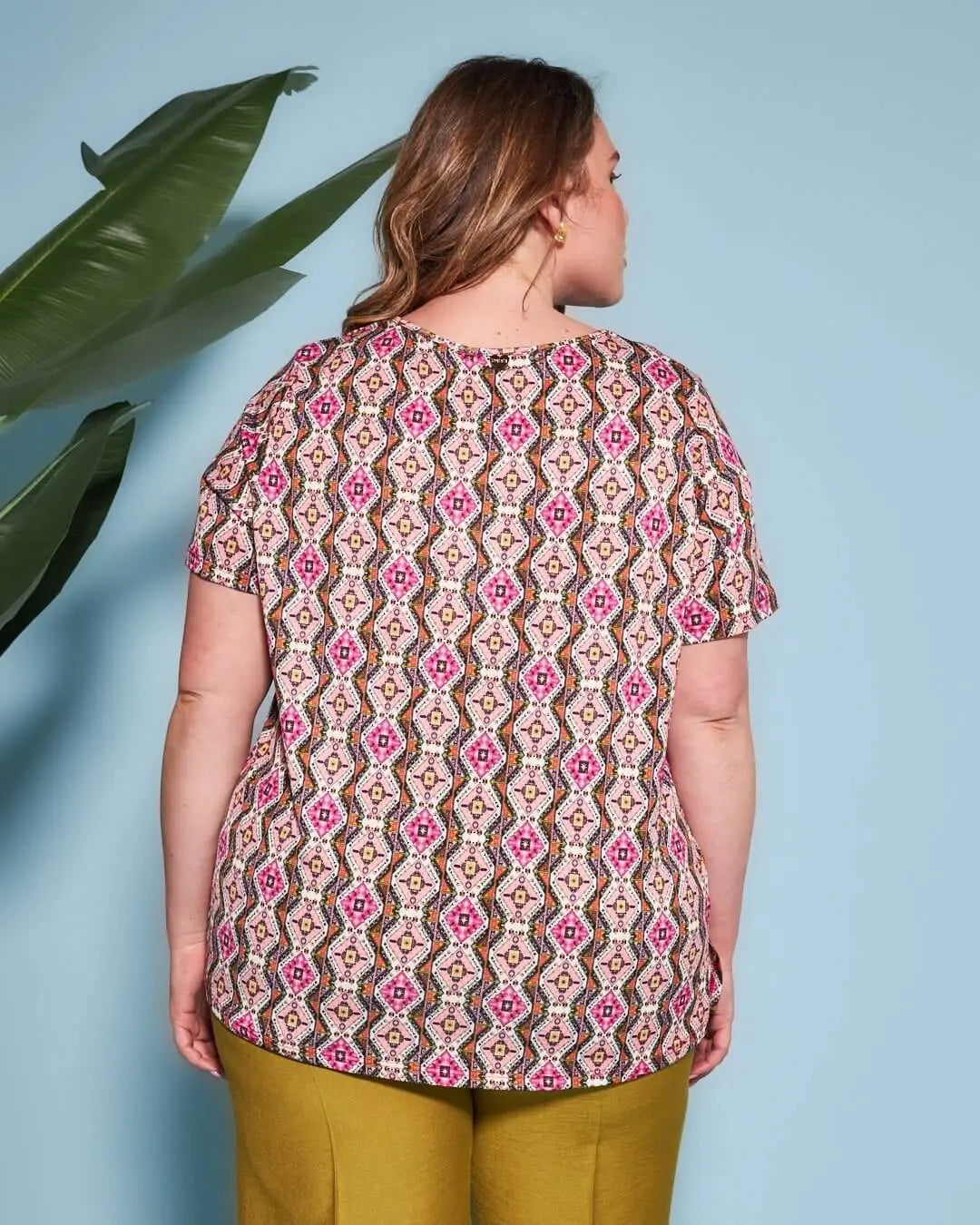 Blusa a maniche corte in jersey elasticizzato fantasia maiolica con apertura a V sul davanti e spacc FUXIA DORABELLA