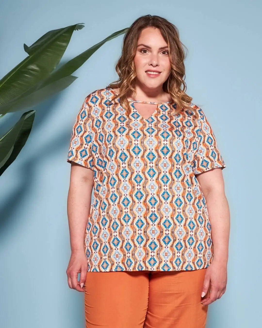 Blusa a maniche corte in jersey elasticizzato fantasia maiolica con apertura a V sul davanti e spacc TEGOLA DORABELLA