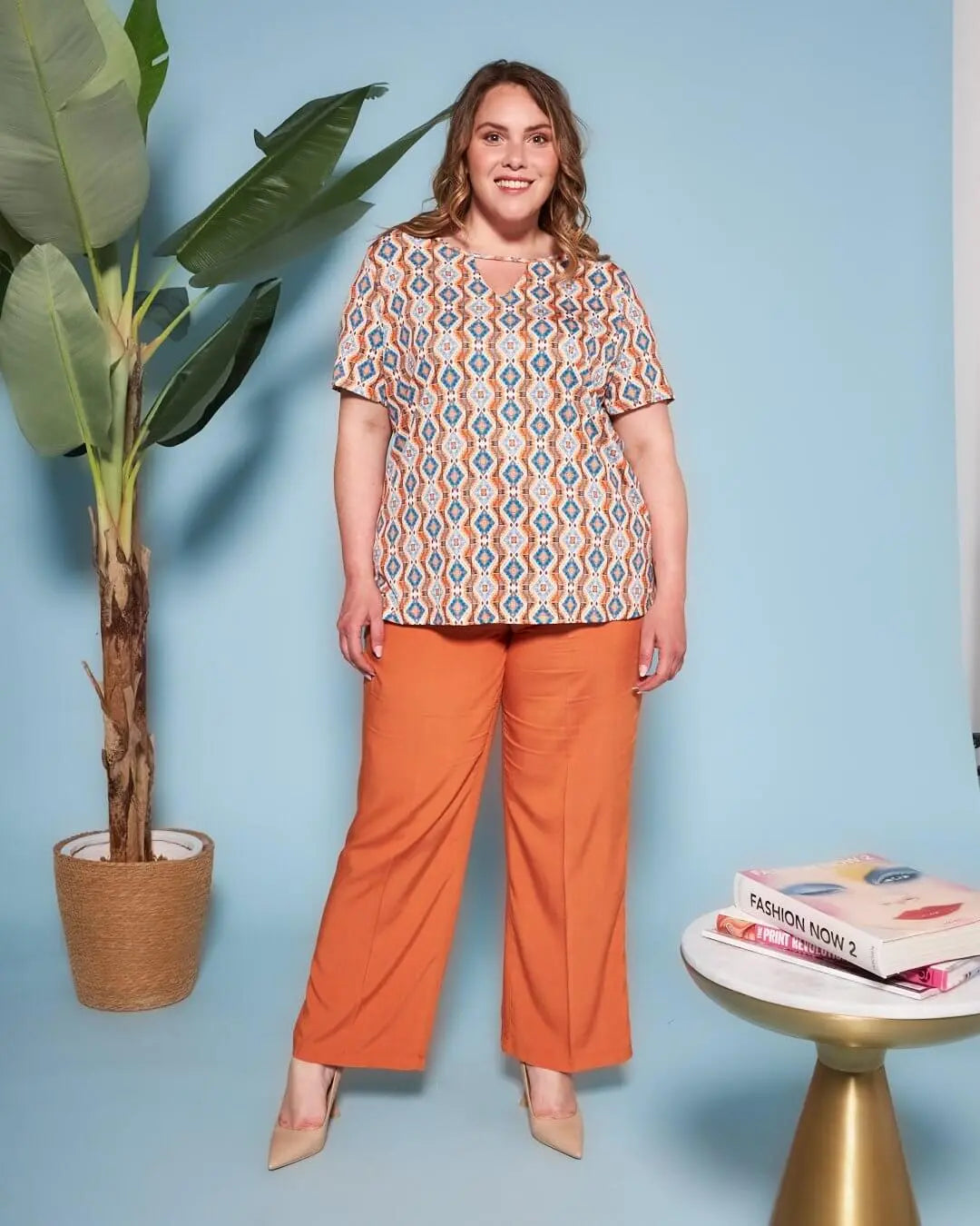 Blusa a maniche corte in jersey elasticizzato fantasia maiolica con apertura a V sul davanti e spacc TEGOLA DORABELLA