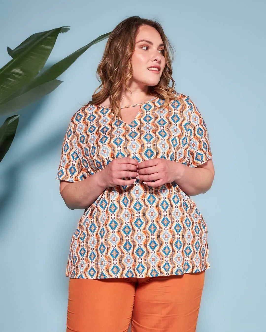 Blusa a maniche corte in jersey elasticizzato fantasia maiolica con apertura a V sul davanti e spacc TEGOLA DORABELLA